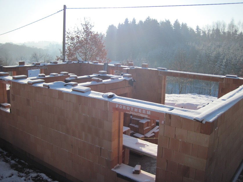 Hrubá stavba rodinného domu v obci Žampach