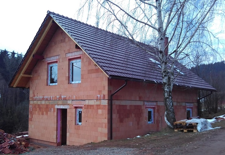 Hrubá stavba rodinného domu v obci Žampach